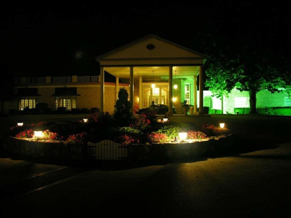 Hotel Carlisle & Embers Convention Center Exterior foto